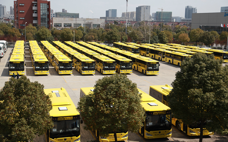 2015年，120臺(tái)SLK6109校車(chē)在申龍工廠(chǎng)整裝待發(fā)沙特市場(chǎng)。