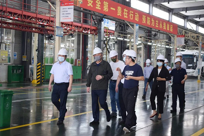 南寧市委常委、常務(wù)副市長、市委秘書長劉勝友一行到廣西申龍汽車制造有限公司考察調(diào)研指導(dǎo)工作
